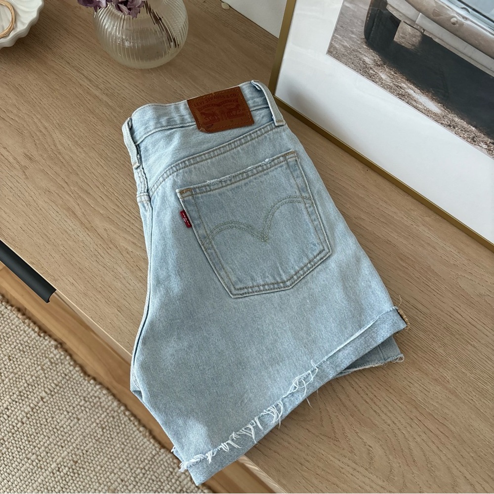 LEVIS 501 Light Wash Denim Shorts -Size 27